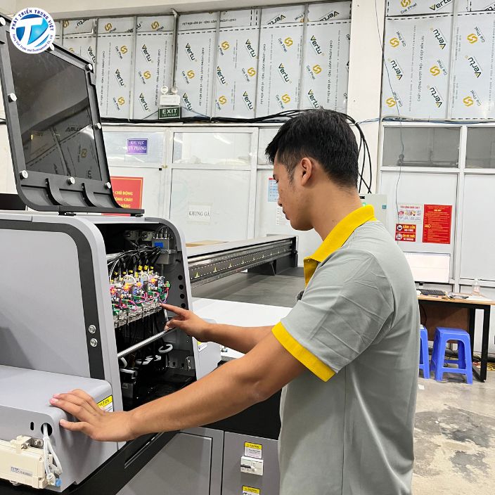 Kỹ thuật viên tại Phát Triển Trung Việt lắp đặt máy in DLI-3325 UV Flatbed cho khách hàng